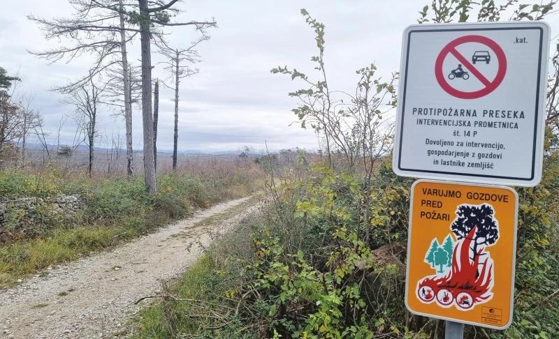 Cartello di una fascia tagliafuoco e viabilità di intervento antincendio sul Carso
